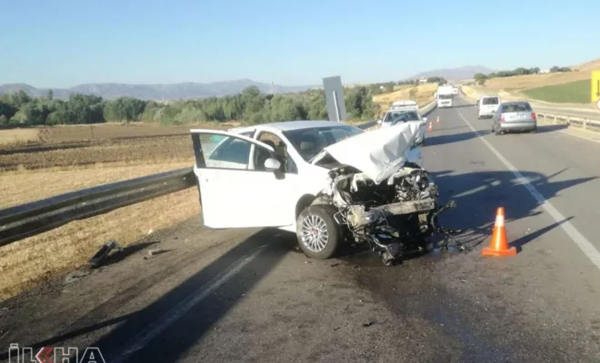 Kaza yapan otomobilin motoru yerinden fırladı