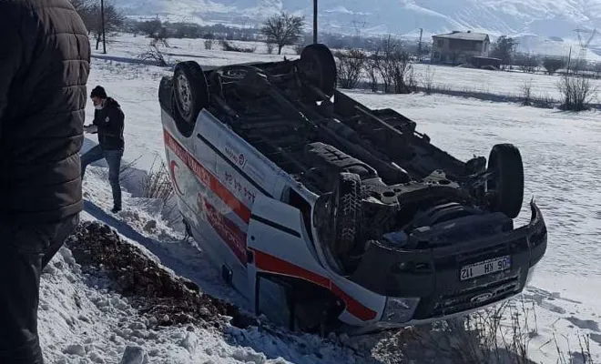 Elâzığ`da ambulans kaza yaptı  