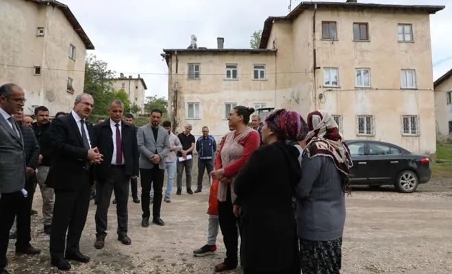 Elazığ Valisi Toraman evleri yağıştan etkilenen vatandaşları ziyaret etti 